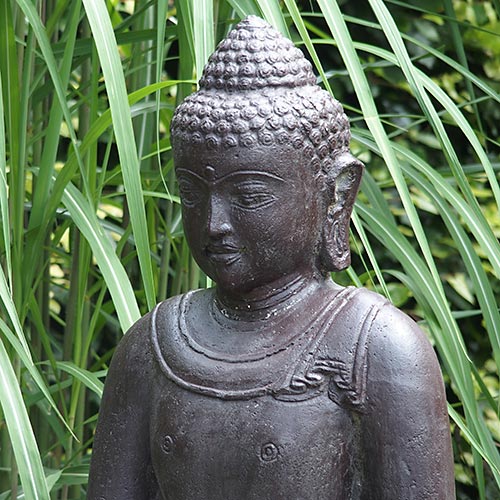 Buddha-Figur im Garten